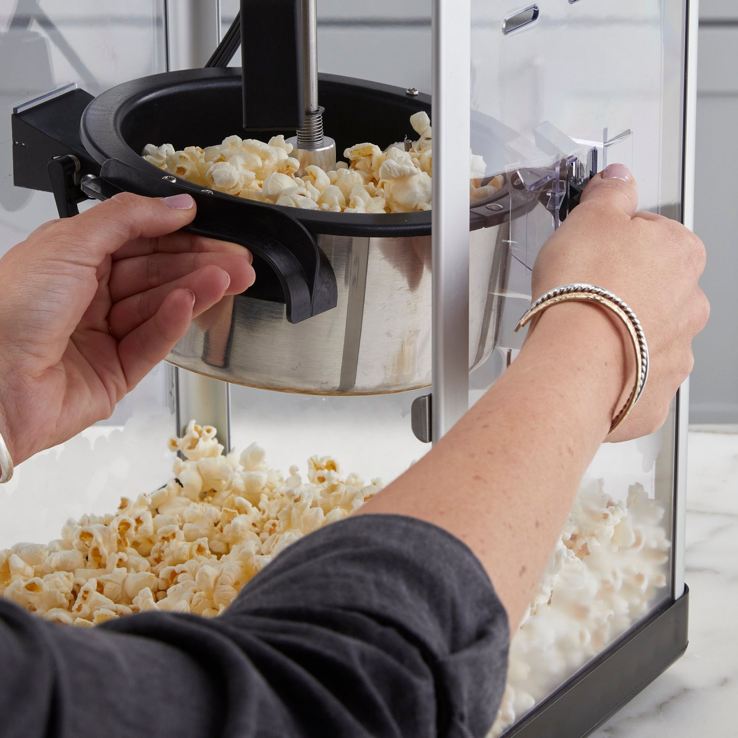 West Bend Theater Crazy 4 Qt. Popcorn Maschine mit Taschen