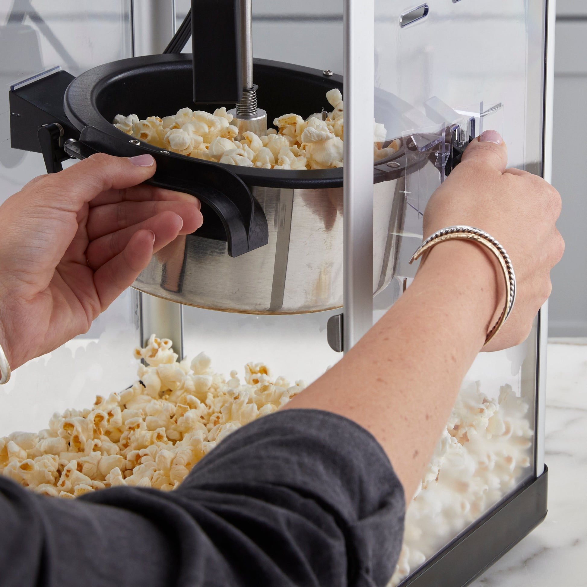 West Bend Theater Crazy 4 Qt. Popcorn Maschine mit Taschen