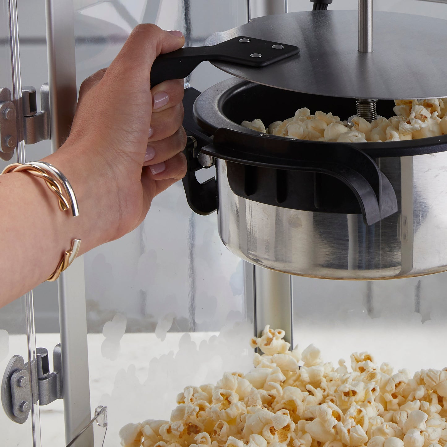 West Bend Theater Crazy 4 Qt. Popcorn Maschine mit Taschen